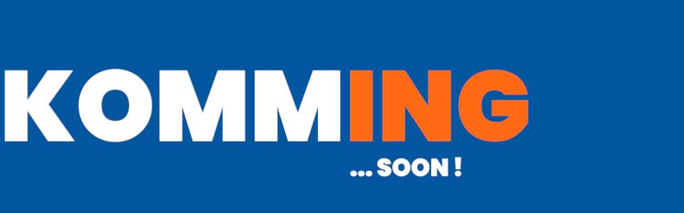 KOMMING Soon! Text "KOMMING ...SOON!" auf blauem Hintergrund, orangefarbener und weißer Schrift.